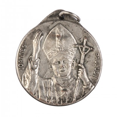 Medalion z wizerunkiem Jana Pawła II. Metal srebrzony